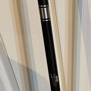 Cuetec 19oz pool cue used with new ferrule and tip, barely used 2x2 cue case.